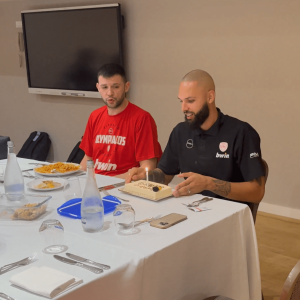 Έκπληξη με τούρτα για τον Φουρνιέ πριν το Ολυμπιακός - Μονακό (video) Έκπληξη με τούρτα για τον Φουρνιέ πριν το Ολυμπιακός - Μονακό (video)