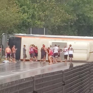 Χαμός στη Βραζιλία - Ανατράπηκε λεωφορείο οπαδών της Φλαμένγκο, εκσφενδονίστηκε ο οδηγός (video) Χαμός στη Βραζιλία - Ανατράπηκε λεωφορείο οπαδών της Φλαμένγκο, εκσφενδονίστηκε ο οδηγός (video)