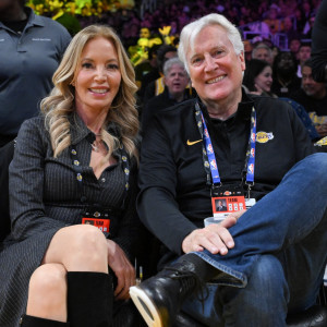 Αλλαγή εποχής: Εγκρίθηκε η πώληση των Λέικερς και έχουν νέο ιδιοκτήτη! Αλλαγή εποχής: Εγκρίθηκε η πώληση των Λέικερς και έχουν νέο ιδιοκτήτη!