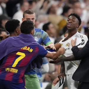 Χαμός στο Clasico: Σύρραξη ανάμεσα στους ποδοσφαιριστές της Ρεάλ και της Μπαρτσελόνα (video) Χαμός στο Clasico: Σύρραξη ανάμεσα στους ποδοσφαιριστές της Ρεάλ και της Μπαρτσελόνα (video)