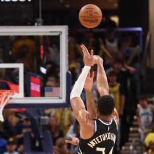 Το buzzer beater του Γιάννη Αντετοκούνμπο που «ξέρανε» τους Πέισερς (Video)