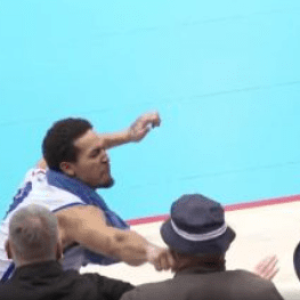 Σοκαριστικές εικόνες στην Ουγγαρία: Παίκτης γροθοκόπηκε οπαδό με μανία (video)