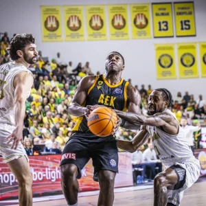 Έμεινε... όρθια στο θρίλερ και έφυγε με «διπλό» από τη Σλοβακία η ΑΕΚ Έμεινε... όρθια στο θρίλερ και έφυγε με «διπλό» από τη Σλοβακία η ΑΕΚ