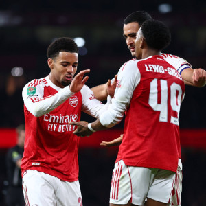 Η Άρσεναλ δυσκολεύτηκε, αλλά «καθάρισε» στο δεύτερο ημίχρονο την... ελληνική Μπράιτον