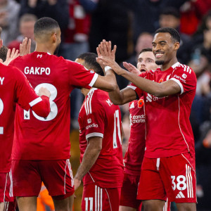 Επιστροφή στις νίκες και τα χαμόγελα για την Λίβερπουλ με πειστική εμφάνιση και... δώρα από την Βίλα