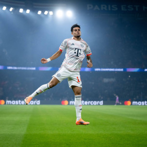 Ο Ντίαζ «πυροβόλησε» δύο φορές πριν αποβληθεί κι η Μπάγερν πήρε σπουδαίο «διπλό» στην Παρί