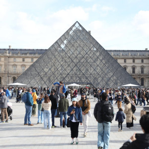 Τέσσερις ύποπτοι για τη ληστεία στο Λούβρο συνελήφθησαν την ώρα που πήγαιναν στο γήπεδο Τέσσερις ύποπτοι για τη ληστεία στο Λούβρο συνελήφθησαν την ώρα που πήγαιναν στο γήπεδο