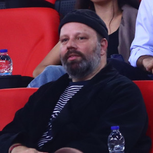 Αυτή είναι η σύζυγος του Λάνθιμου - Την είχε δίπλα του χθες στο Στάδιο Ειρήνης και Φιλίας (photo) Αυτή είναι η σύζυγος του Λάνθιμου - Την είχε δίπλα του χθες στο Στάδιο Ειρήνης και Φιλίας (photo)