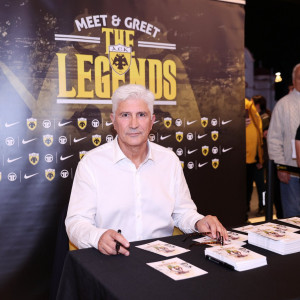 Πανικός για τον Στέλιο Μανωλά στην μπουτίκ της ΑΕΚ (photos)