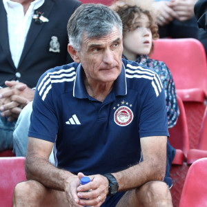 Ο Μεντιλίμπαρ μαζί με παίκτες της πρώτης ομάδας βλέπουν την Κ19 του Ολυμπιακού (photos)