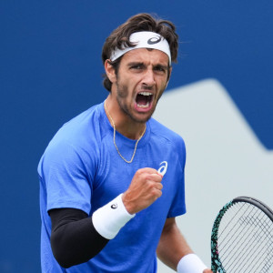 Ο Μουζέτι παρέμεινε στο κυνήγι των ATP Finals με νίκη κόντρα στον «αειθαλή» Βαβρίνκα στην Αθήνα