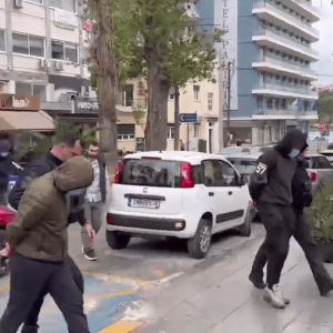 Στον Εισαγγελέα οι πρώτοι συλληφθέντες – Ποιοι κατηγορούνται για τη δολοφονία του 20χρονου (video)