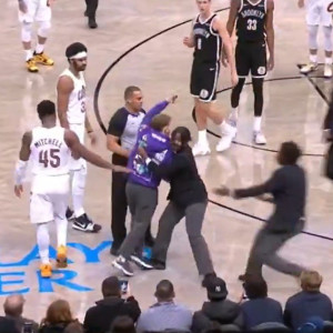 Φίλαθλος στο NBA εισέβαλε στο παρκέ την ώρα του ματς για να βγάλει selfie με αγαπημένο του παίκτη (video) Φίλαθλος στο NBA εισέβαλε στο παρκέ την ώρα του ματς για να βγάλει selfie με αγαπημένο του παίκτη (video)