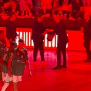 Η χειραψία Αταμάν-Σπανούλη πριν από το τζάμπολ του αγώνα του Παναθηναϊκού στο Μονακό (video) Η χειραψία Αταμάν-Σπανούλη πριν από το τζάμπολ του αγώνα του Παναθηναϊκού στο Μονακό (video)