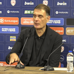 Μπαρτζώκας: «Διαβάζω αμφιβολίες για τον Μπαρτζώκα ενώ είναι ακόμα Οκτώβριος» Μπαρτζώκας: «Διαβάζω αμφιβολίες για τον Μπαρτζώκα ενώ είναι ακόμα Οκτώβριος»