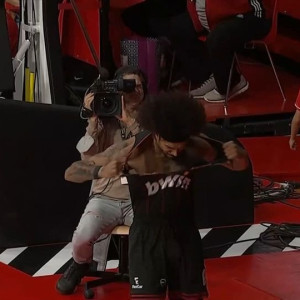 Ο Γουόρντ αστόχησε και έσκισε τα φανέλα του από τα νεύρα (video)