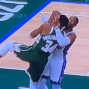 Ο Γουέστμπρουκ έκανε λαβή... πάλης στον Γιάννη στην προσπάθειά του να τον σταματήσει (video)