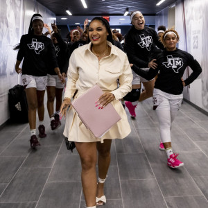 Η Σίντνεϊ Κάρτερ είναι η diva της προπονητικής: Ψηλοτάκουνα, καμπύλες και μπάσκετ όλα σε… ένα (video)