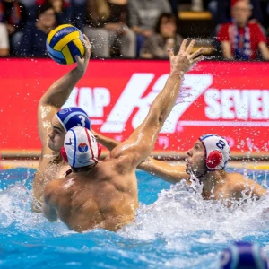 Η Μλάντοστ «καταδιώκει» τον Ολυμπιακό στον Α όμιλο του Champions League του πόλο