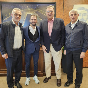 Η ΕΟΕ έδωσε τιμητική υποτροφία στον νικητή του μαραθωνίου, Καραΐσκο, για το παράδειγμα που δίνει