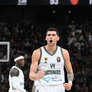 Επιθετική παράσταση με μοιρασμένους ρόλους: Μήτογλου πρωταγωνιστής κι άλλοι πέντε διψήφιοι στο Παρίσι