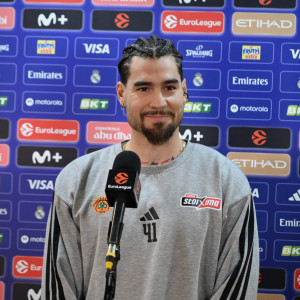 Ο Χουάντσο Ερνανγκόμεθ κέρασε μπέργκερ τους συμπαίκτες του μετά τη νίκη στη Μαδρίτη (photo)