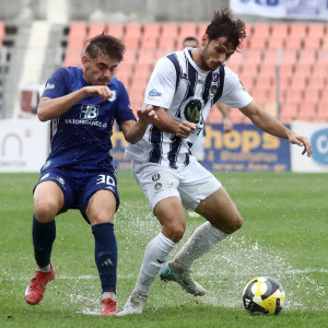 Απίστευτο σκηνικό στο Ηρακλής - ΠΑΣ: Ο Κοντονίκος έβγαινε τετ α τετ αλλά η μπάλα κόλλησε στο νερό (video)