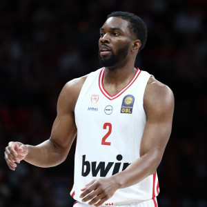 Ο κόσμος του Ολυμπιακού έκανε τον σταυρό του μετά το πρώτο καλάθι του Έβανς (Video)