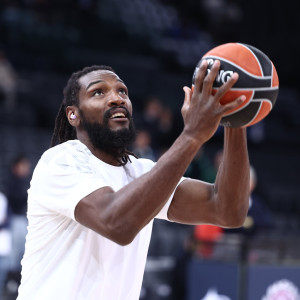 Το ζέσταμα του Κένεθ Φαρίντ για πρώτη φορά με τη φανέλα του Παναθηναϊκού (video)