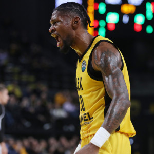 Ο Κρις Σίλβα έκανε poster τον αντίπαλό του και ξεσήκωσε τον κόσμο της ΑΕΚ (video)