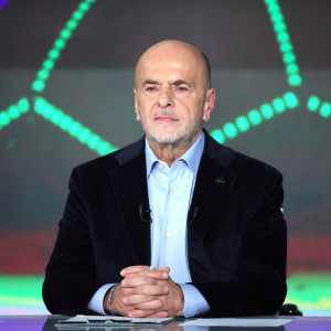 Αυτή είναι η αίθουσα που θα δώσει τη συνέντευξη ο Γιάννης Αλαφούζος (photo)