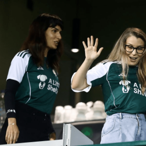 Η ηθοποιός Τόνια Σωτηροπούλου με πράσινη φανέλα τα έλεγε με τον Γιάννη Αλαφούζο