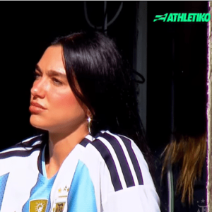 Η Ντούα Λίπα στο «Λα Μπομπονέρα» για το Μπόκα Τζούνιορς - Ρίβερ Πλέιτ (videos)