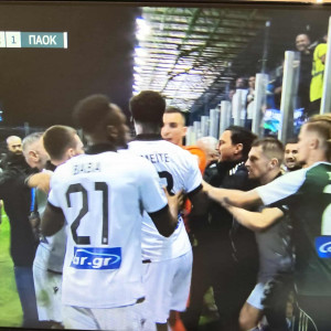 Χαμός και κλωτσοπατινάδα στη Λεωφόρο μεταξύ παικτών - Έτρεχε να τους χωρίσει ο Λουτσέσκου