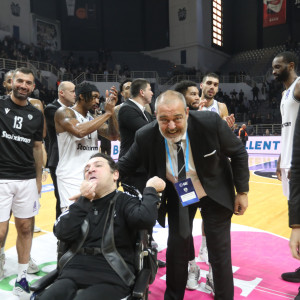 Συγκινημένος ο Χατζόπουλος μετά τη νίκη του ΠΑΟΚ - Πανηγυρισμοί παικτών με τον Γιαννάκη (video)