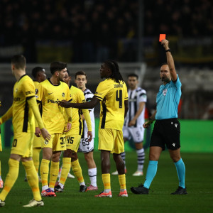 Το σκληρό τάκλιν του Γκίγκοβιτς στον Γιακουμάκη που άφησε με 10 παίκτες τη Γιουνγκ Μπόις (video)