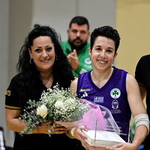 Στιγμές συγκίνησης: Οι φίλαθλοι της ΑΕΚ τίμησαν την Πέννυ Ρόγκα (video)