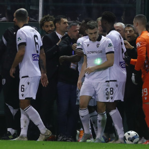 Χαμός και κλωτσοπατινάδα στη Λεωφόρο μεταξύ παικτών - Έτρεχε να τους χωρίσει ο Λουτσέσκου