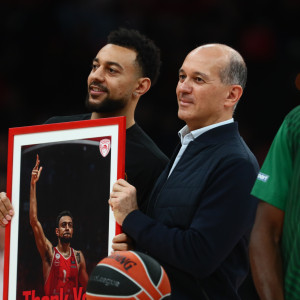 Ο Ολυμπιακός βράβευσε τους Ουίλιαμς-Γκος και Ράιτ εν μέσω αποθέωσης (photos)