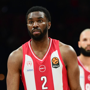 «Πάγωσε» το ΣΕΦ με Έβανς: Αποχώρησε κουτσαίνοντας