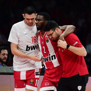 «Πάγωσε» το ΣΕΦ με Έβανς: Αποχώρησε κουτσαίνοντας