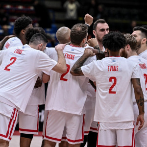 «Μη χάνεις την ελπίδα»: Το μήνυμα στήριξης στον Έβανς πάνω στα μπλουζάκια των παικτών του Ολυμπιακού (video)