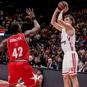 Ο Βεζένκοφ βρήκε σίδερο στο κρίσιμο σουτ και η ανατροπή του Ολυμπιακού έμεινε στα μισά