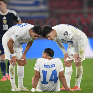 Ανησυχία για Παυλίδη που έγινε αναγκαστική αλλαγή - Ντεμπούτο για Τεττέη στην Εθνική (video)