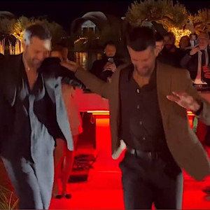 Το συρτάκι του Τζόκοβιτς με τον Αργυρό και η «Πανσέληνος» του Ροντινέι σε χριστουγεννιάτικο event (video)