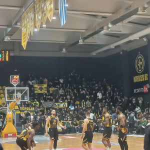 Δυναμική παρουσία του κόσμου της ΑΕΚ στο Μαρούσι (video)