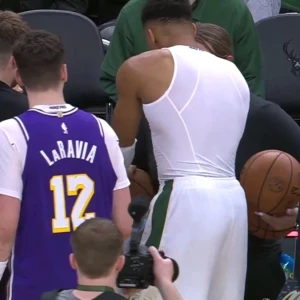 Σπουδαίος Γιάννης: Οι διαιτητές του αγώνα αρνήθηκαν να δώσουν την μπάλα σε rookie των Λέικερς και ο Έλληνας σταρ του τη χάρισε! (video)