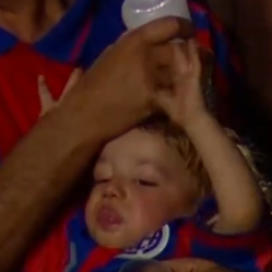 Την αγαπημένη σου ομάδα ή το μωρό; Οπαδός στην Αργεντινή γίνεται viral σε ένα απίθανο βίντεο (video)