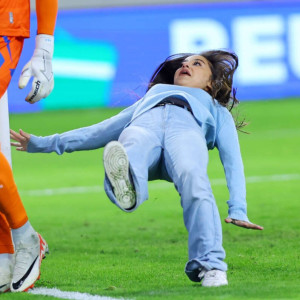 Απίθανο σκηνικό στην Κύπρο: Κοπέλα μπήκε στο γήπεδο για τον τερματοφύλακα και έφαγε... τούμπα! (photos)