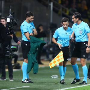 Αναγκαστική αλλαγή διαιτητή στο ΑΕΚ-Σάμροκ Ρόβερς, τραυματίστηκε ο βοηθός (video)